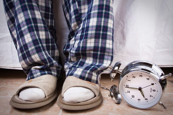 Женщина в домашней одежде готовится к работе