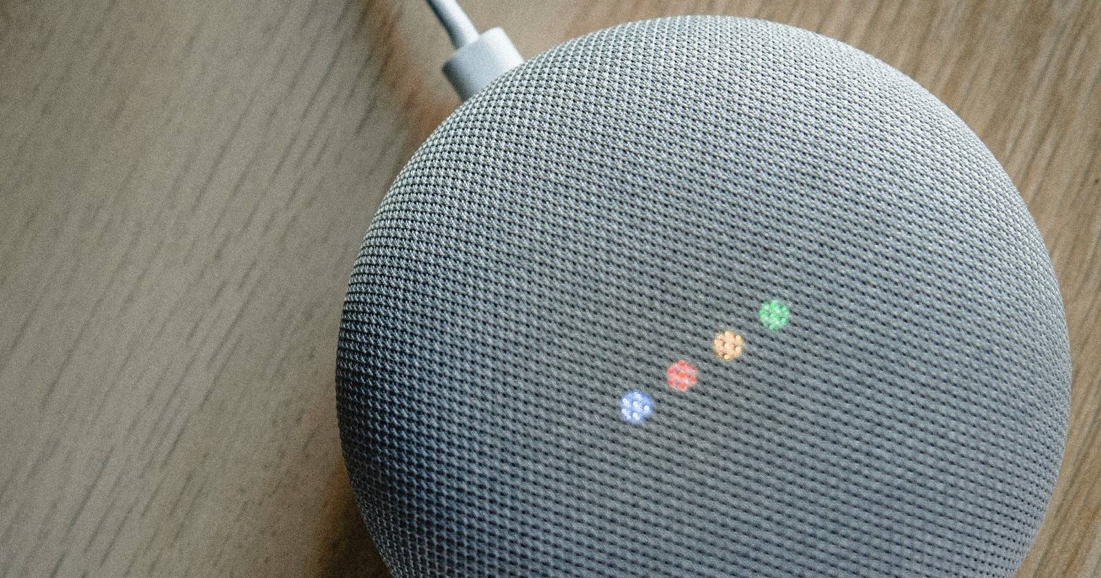 Серый динамик Google Home Mini на столе