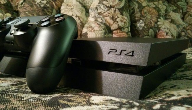 Открытая PS4 с доступной корзиной для жёсткого диска