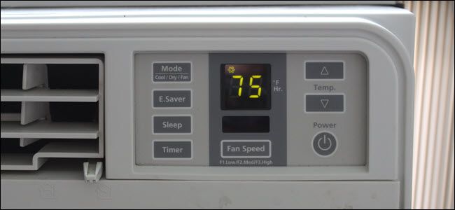 Крупный план: электрический переключатель и светодиодный экран кондиционера