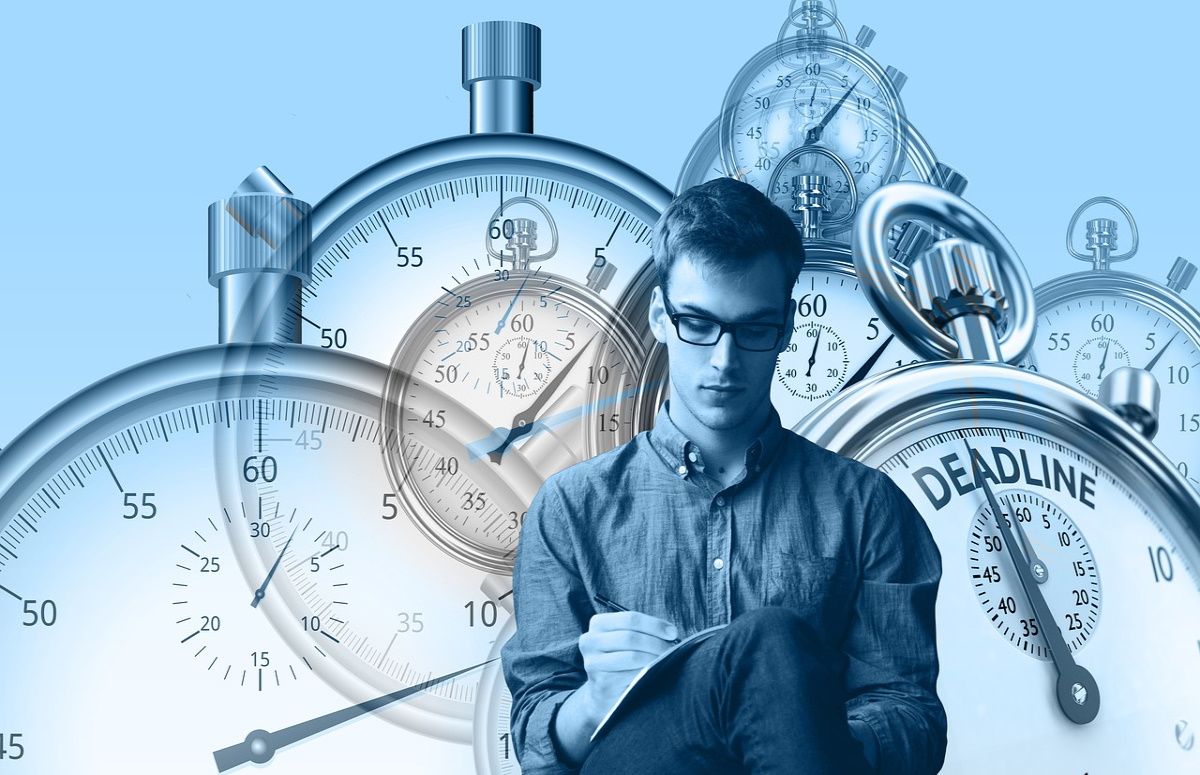 Мужчина с несколькими секундомерами на фоне