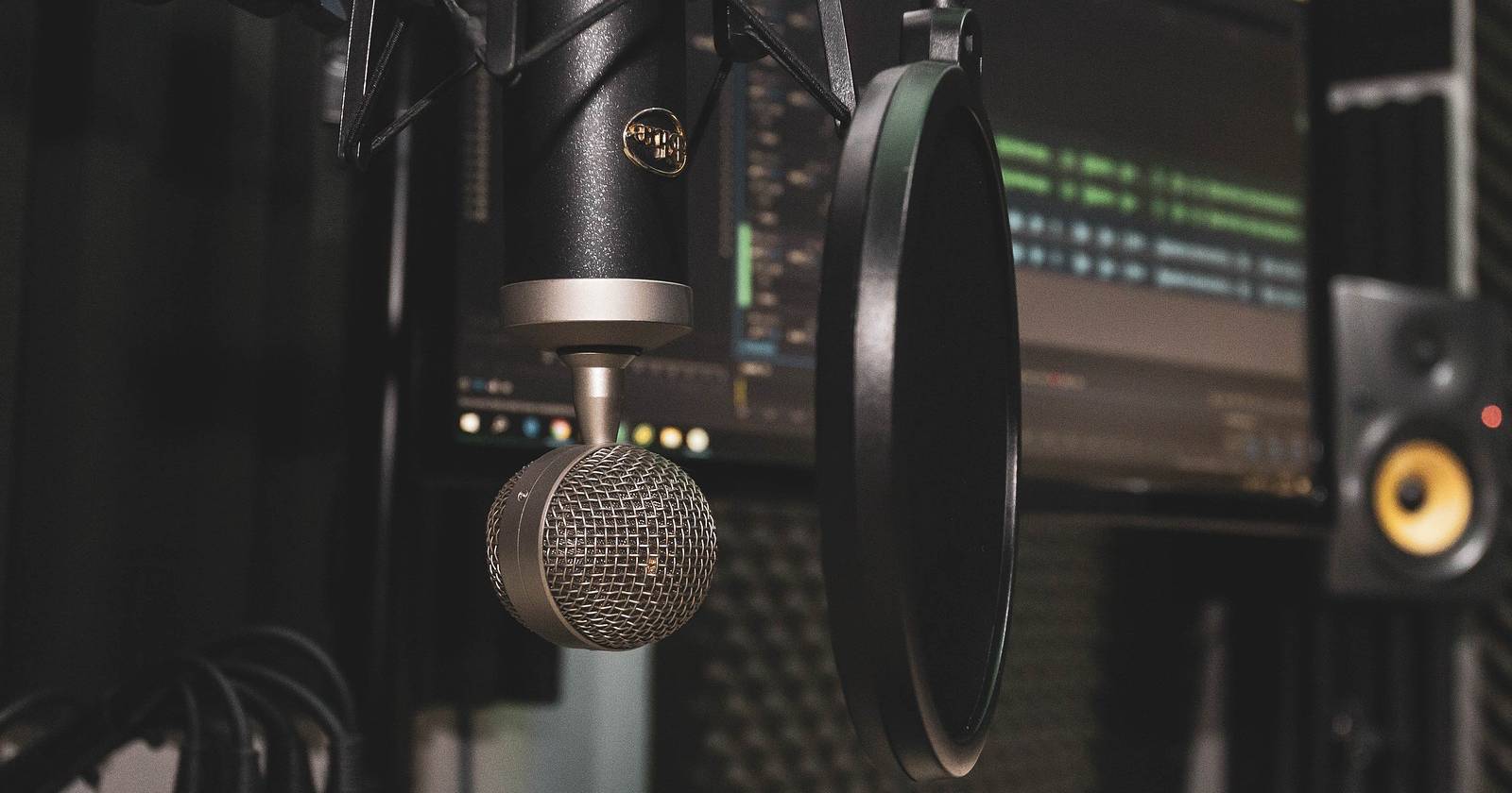 фото микрофона для подкаста в студии
