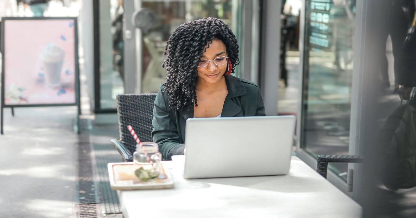 Человек, работающий за ноутбуком