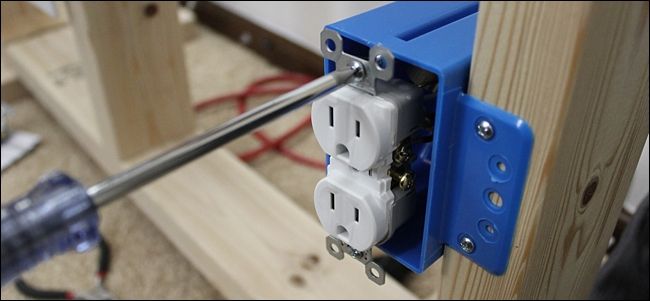 Готовая установленная розетка с лицевой панелью