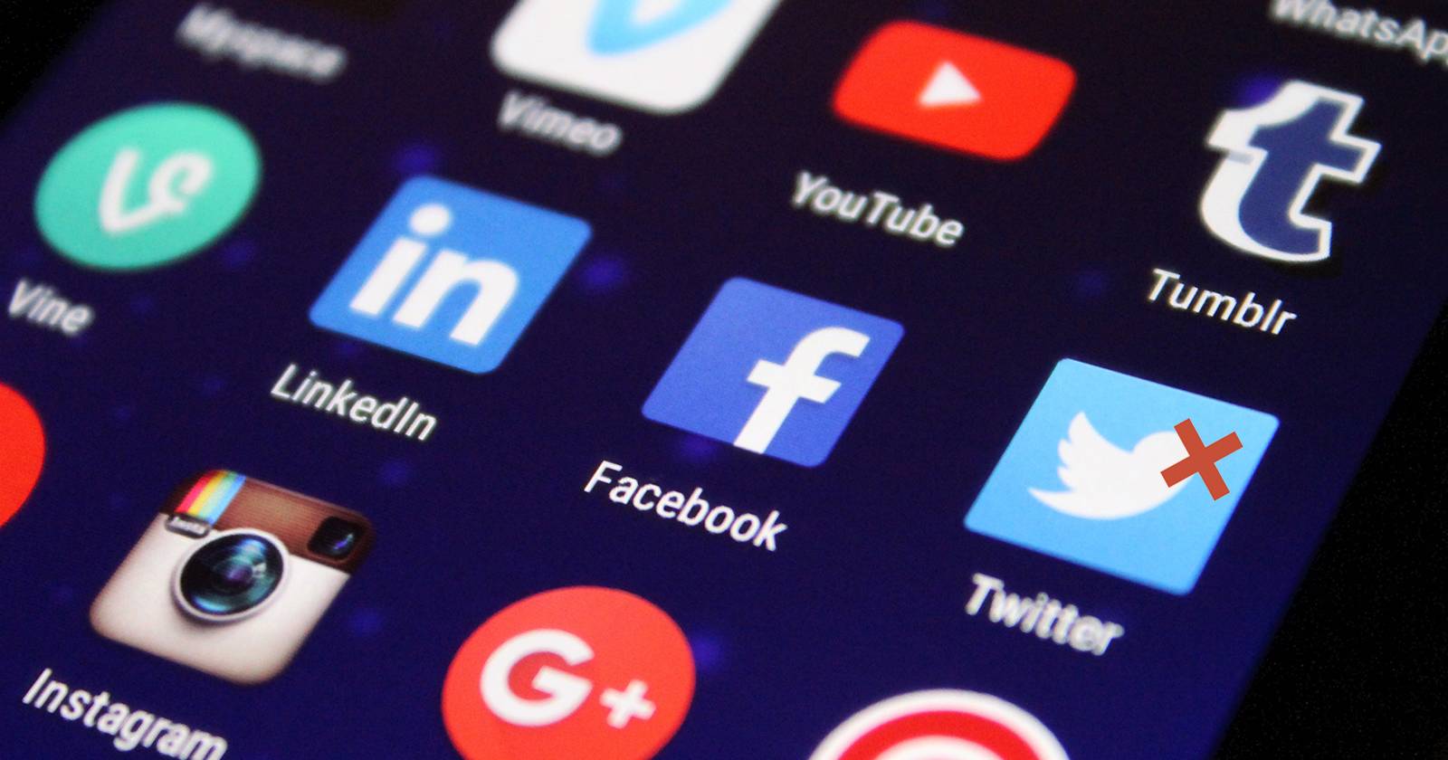 Человек пролистывает ленту Twitter на смартфоне