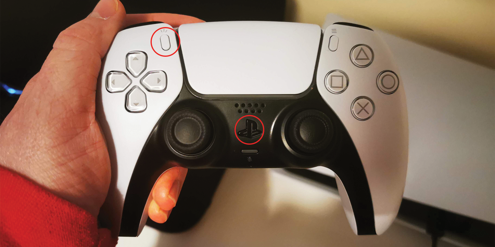 Схема включения режима спаривания: держите PlayStation и Create