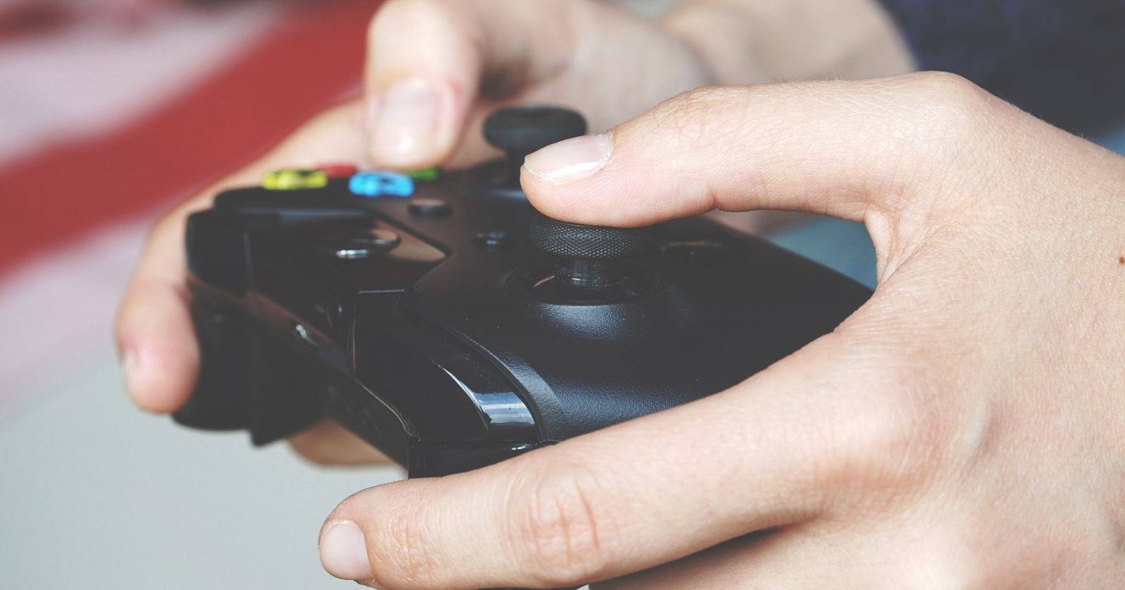 Игровой контроллер Xbox в руках пользователя
