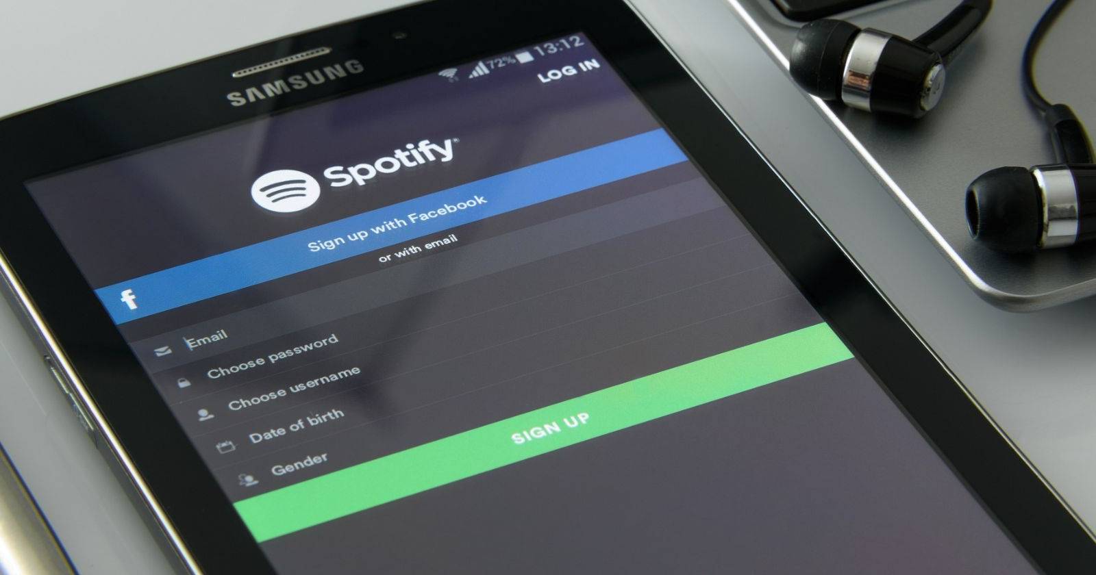 Страница регистрации Spotify на мобильном устройстве с опцией входа через Facebook