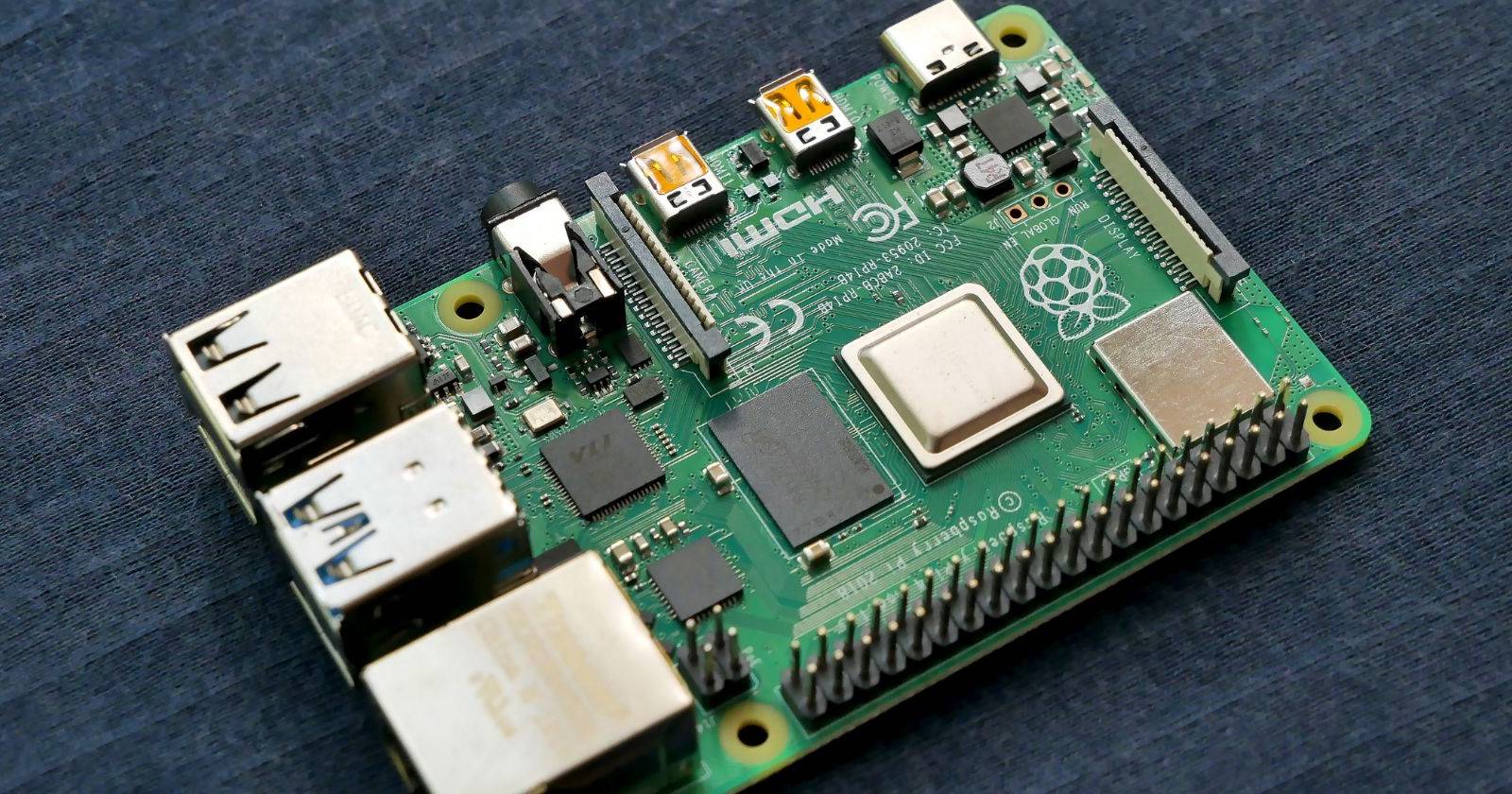 Плата Raspberry Pi 4 с разъёмами USB и HDMI, вид сверху