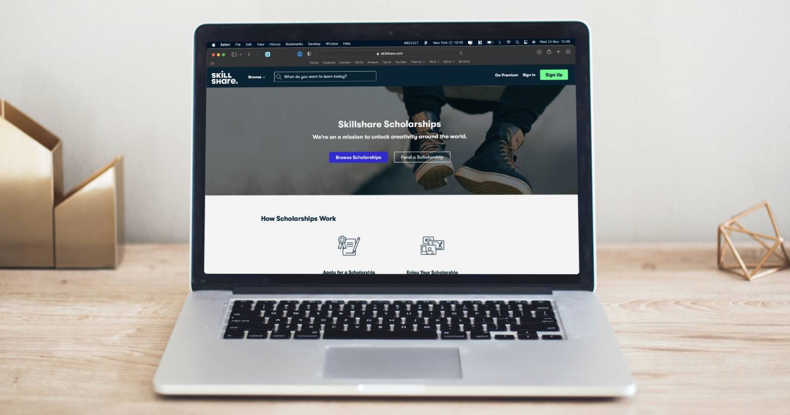 Подать заявку на стипендию Skillshare — человек за ноутбуком