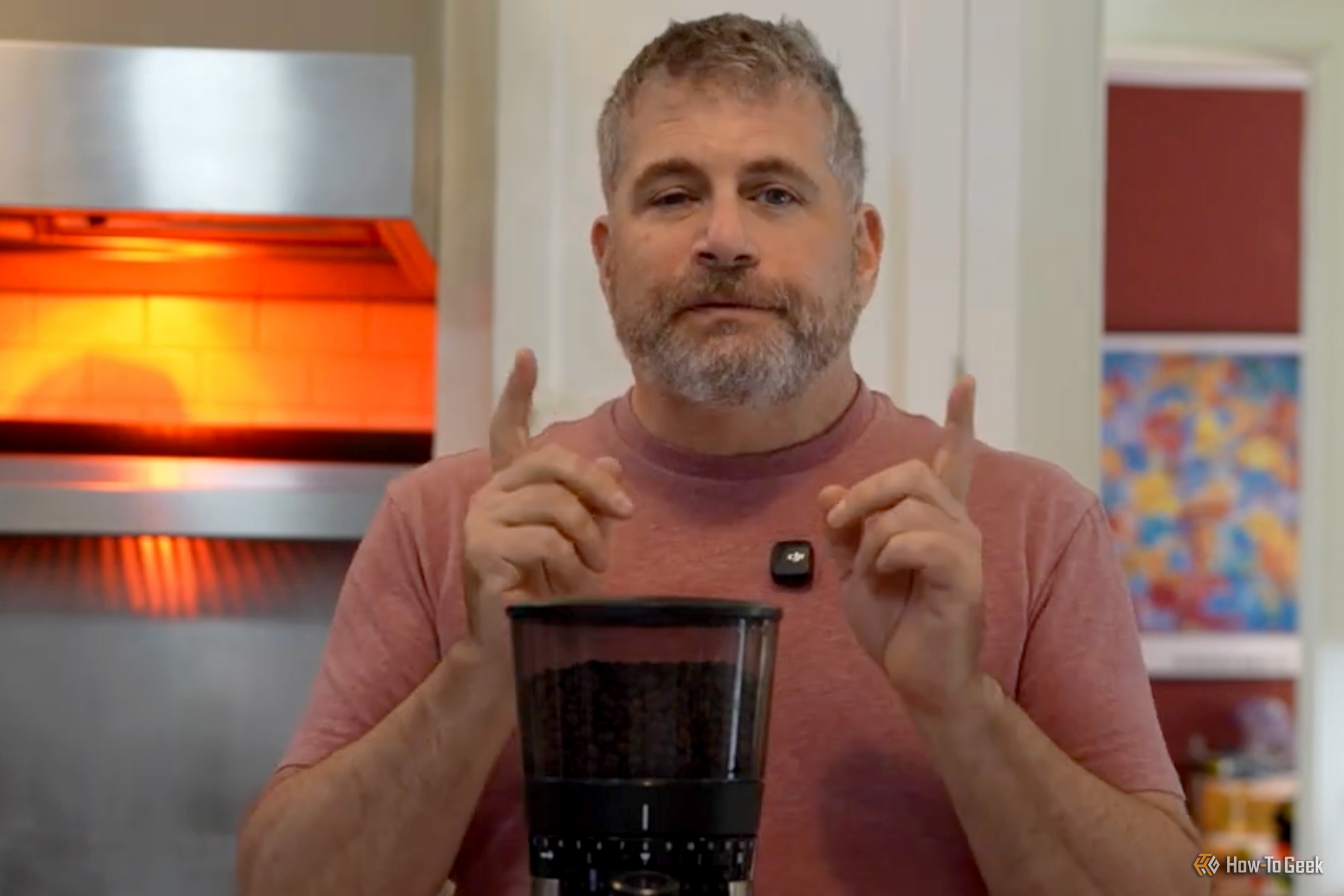 Человек на кухне с клип‑микрофоном DJI, прикреплённым к рубашке