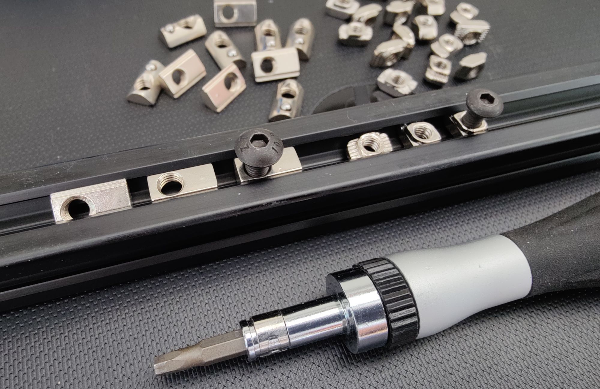 Установка T-slot гайки в алюминиевый профиль.