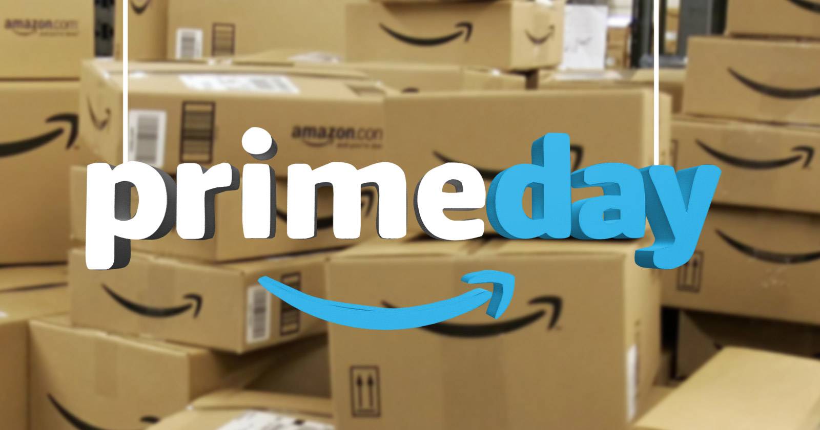 Стопка коробок Amazon с логотипом Prime Day на переднем плане