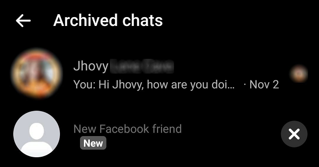Список архивированных чатов в приложении Messenger на мобильном устройстве
