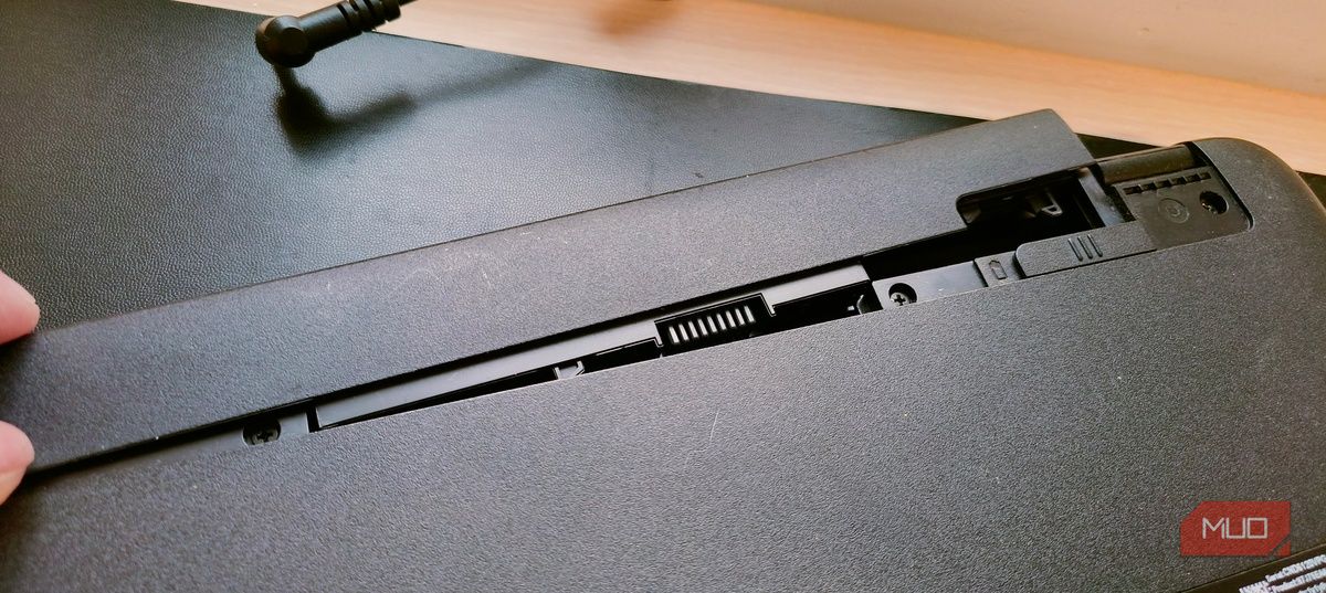 Снятие аккумулятора с ноутбука перед разборкой