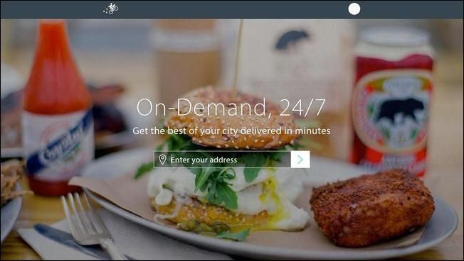 Postmates 배달원과 수령음식이 보이는 장면