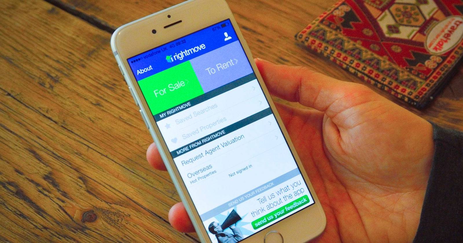 человек использует приложение Rightmove на смартфоне
