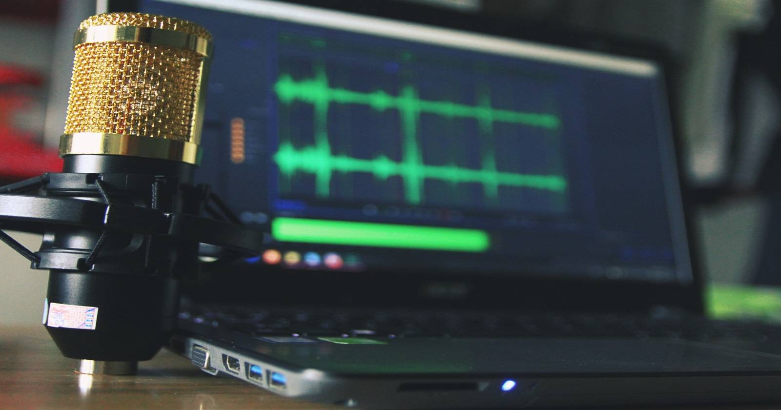 Микрофон и экран ноутбука с программой для редактирования аудио