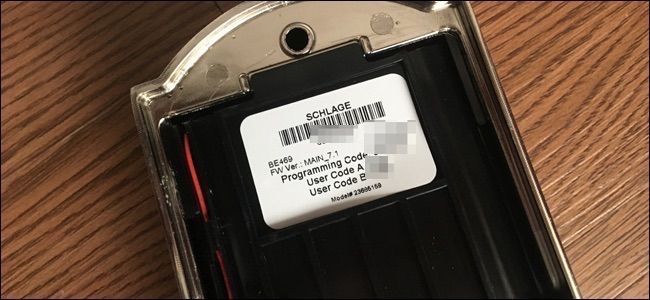 Внутренняя часть замка с наклейкой программного кода