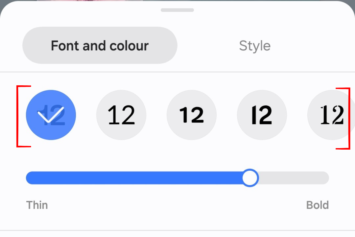 Скриншот меню выбора шрифта и цвета часов в режиме редактирования экрана блокировки на Galaxy S25+.