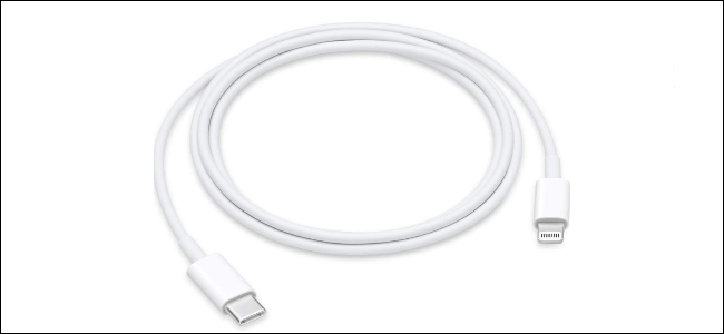 Кабель USB-C на Lightning рядом с зарядным адаптером