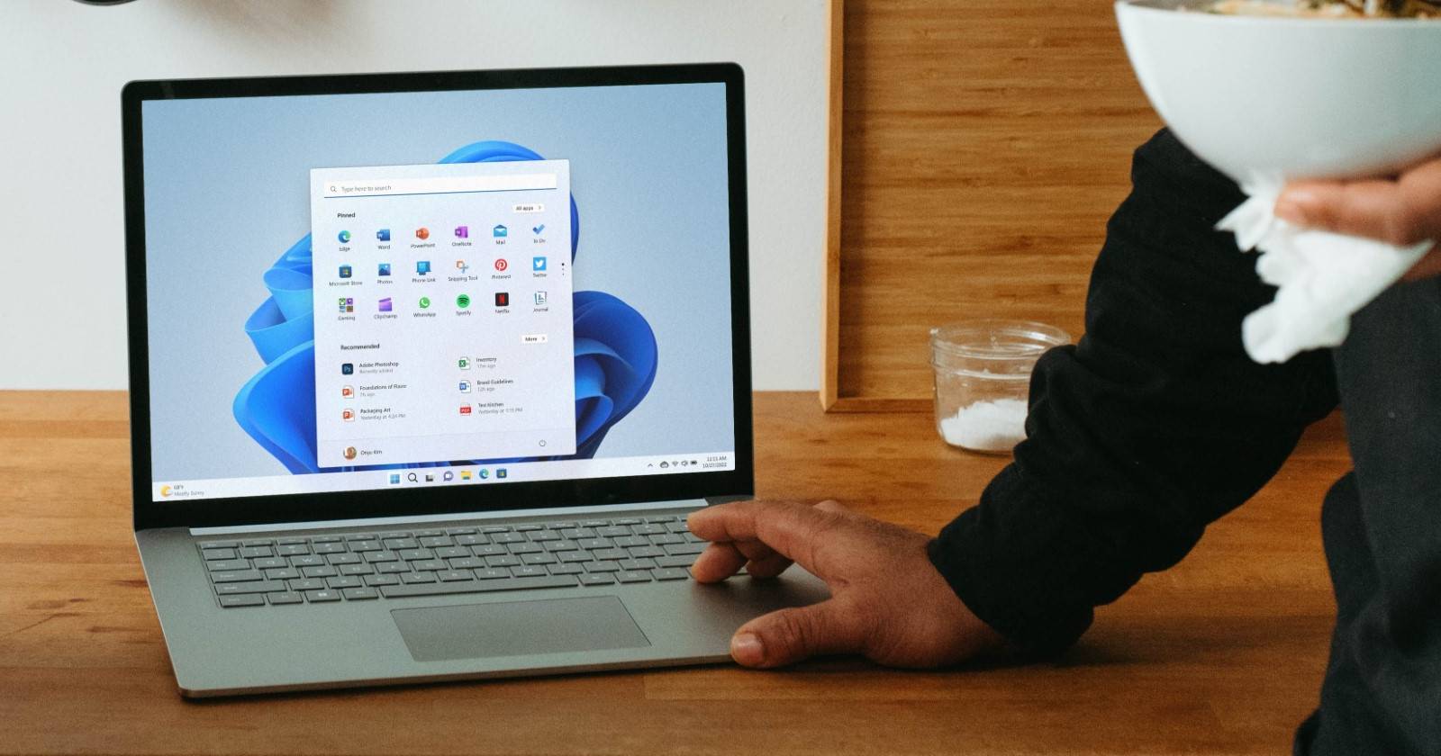 Ноутбук с Windows на деревянном столе