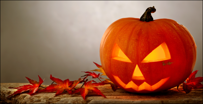 Фонарь-тыква с умной лампой внутри, освещённая оранжевым цветом