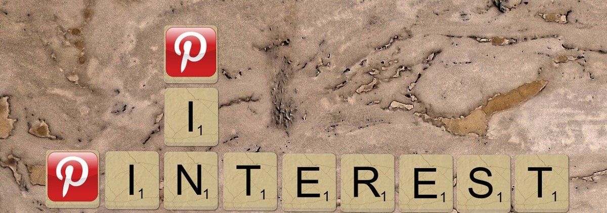 Мозаика из плиток с надписью Pinterest и значком пина