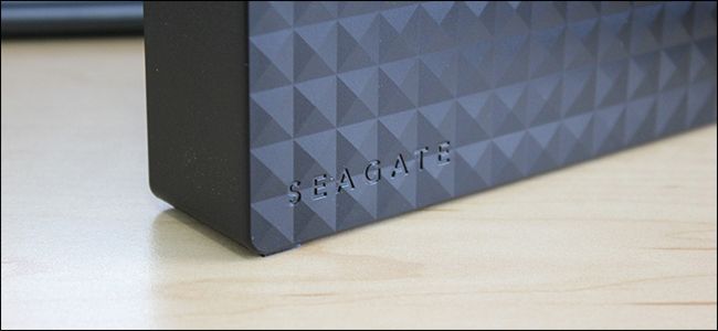 Фото внешнего жёсткого диска и кабеля