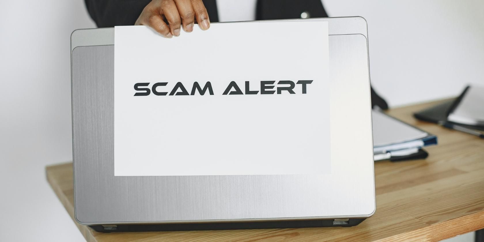 ноутбук с предупреждением о мошенничестве на экране
