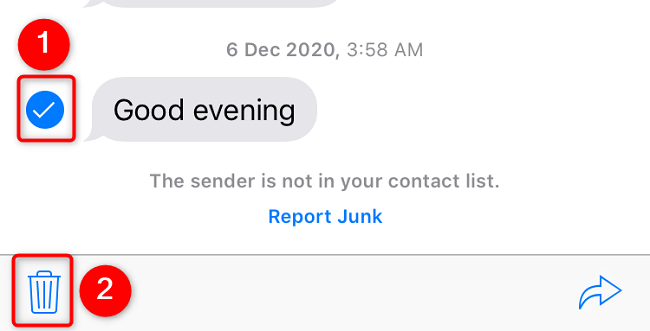 Выберите сообщение и нажмите значок корзины.