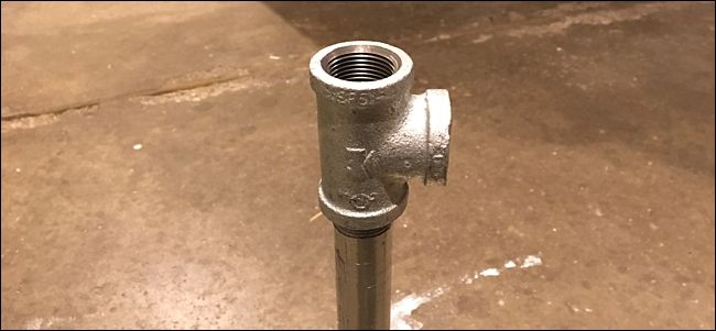 Крепление колена к трубе для создания горизонтального участка