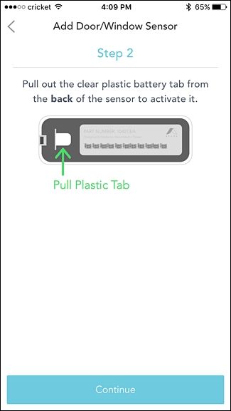 Извлечение защитной вкладки из батарейного отсека датчика