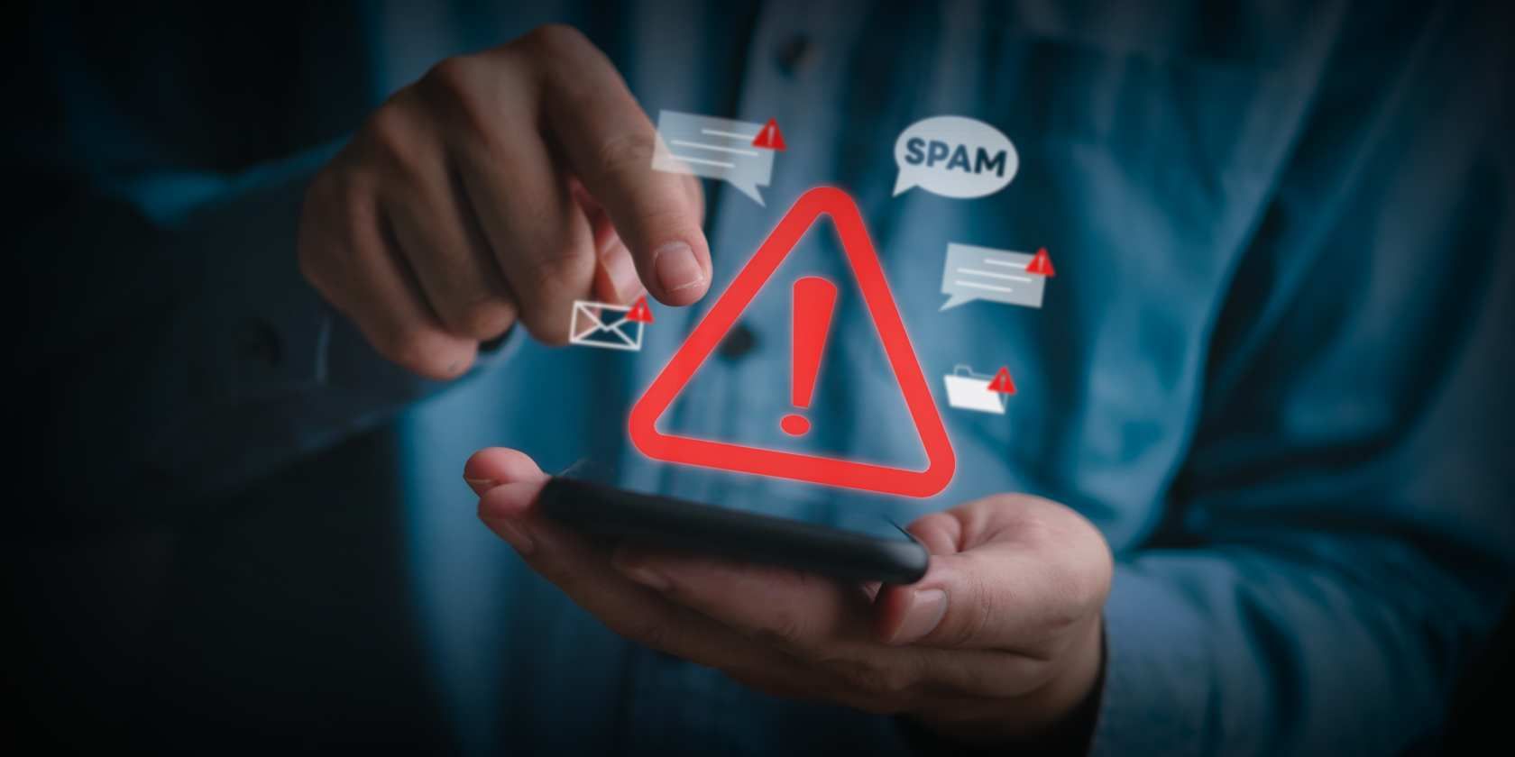 человек использует телефон, из которого выплывают иконки спама и предупреждений