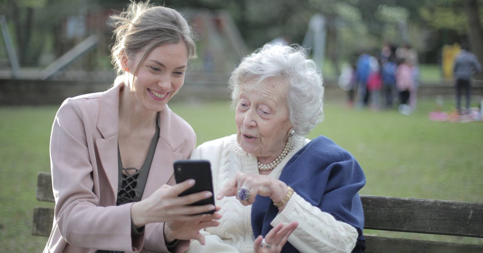 Пожилой человек использует смартфон