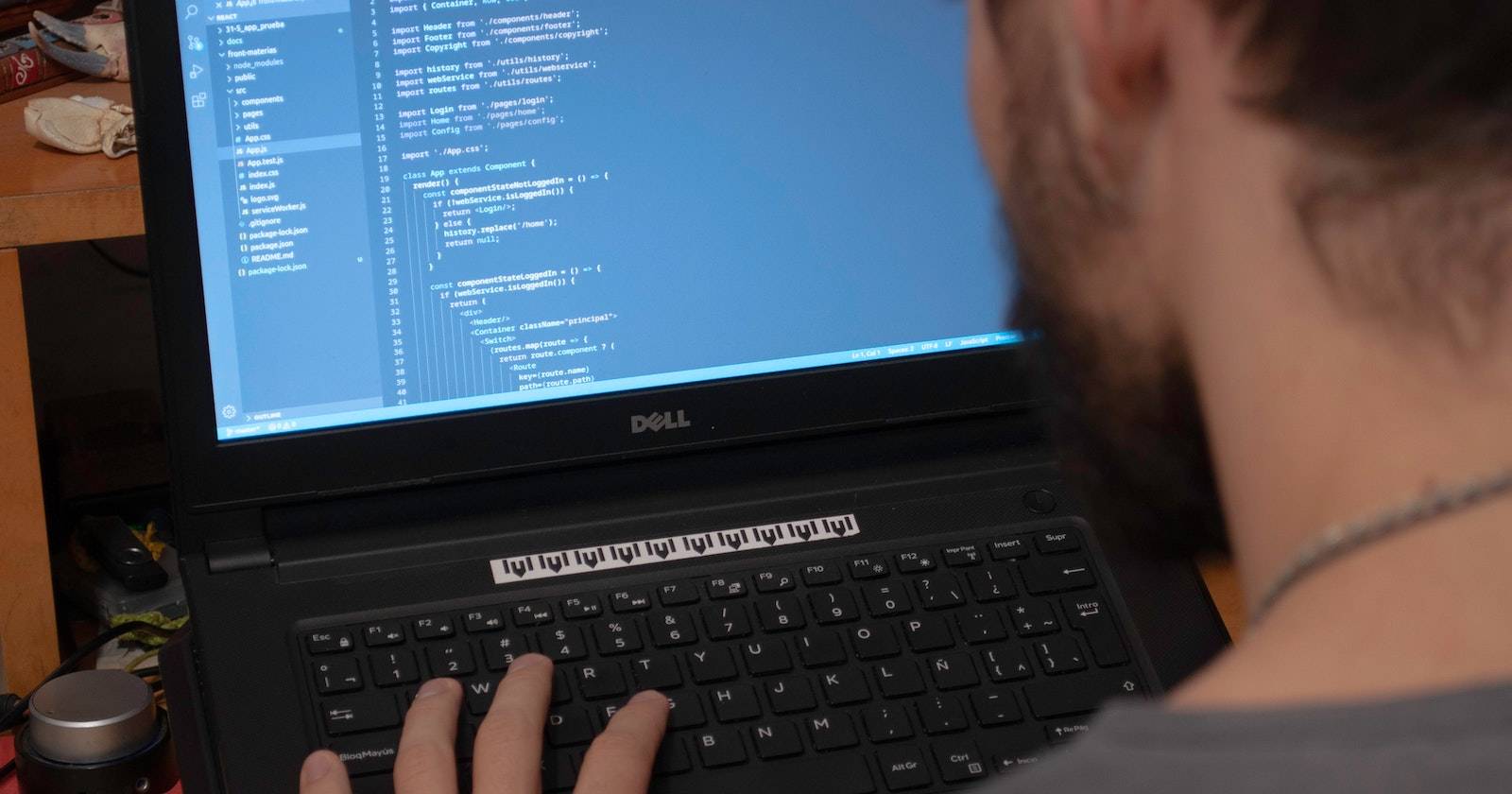 Человек использует компьютер Dell для программирования