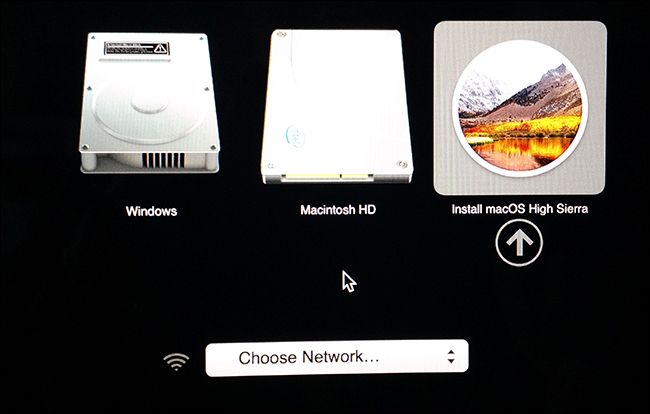 Экран выбора загрузочного диска при старте Mac