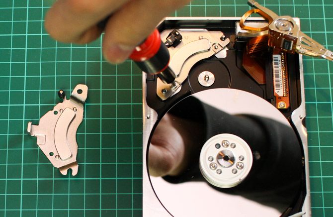 Второй магнит, прикреплённый к монтажной пластине внутри HDD