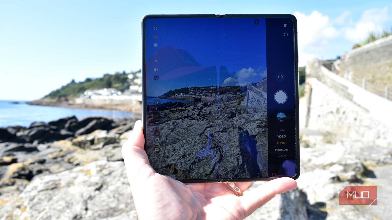 honor magic v5 taking picture at beach
