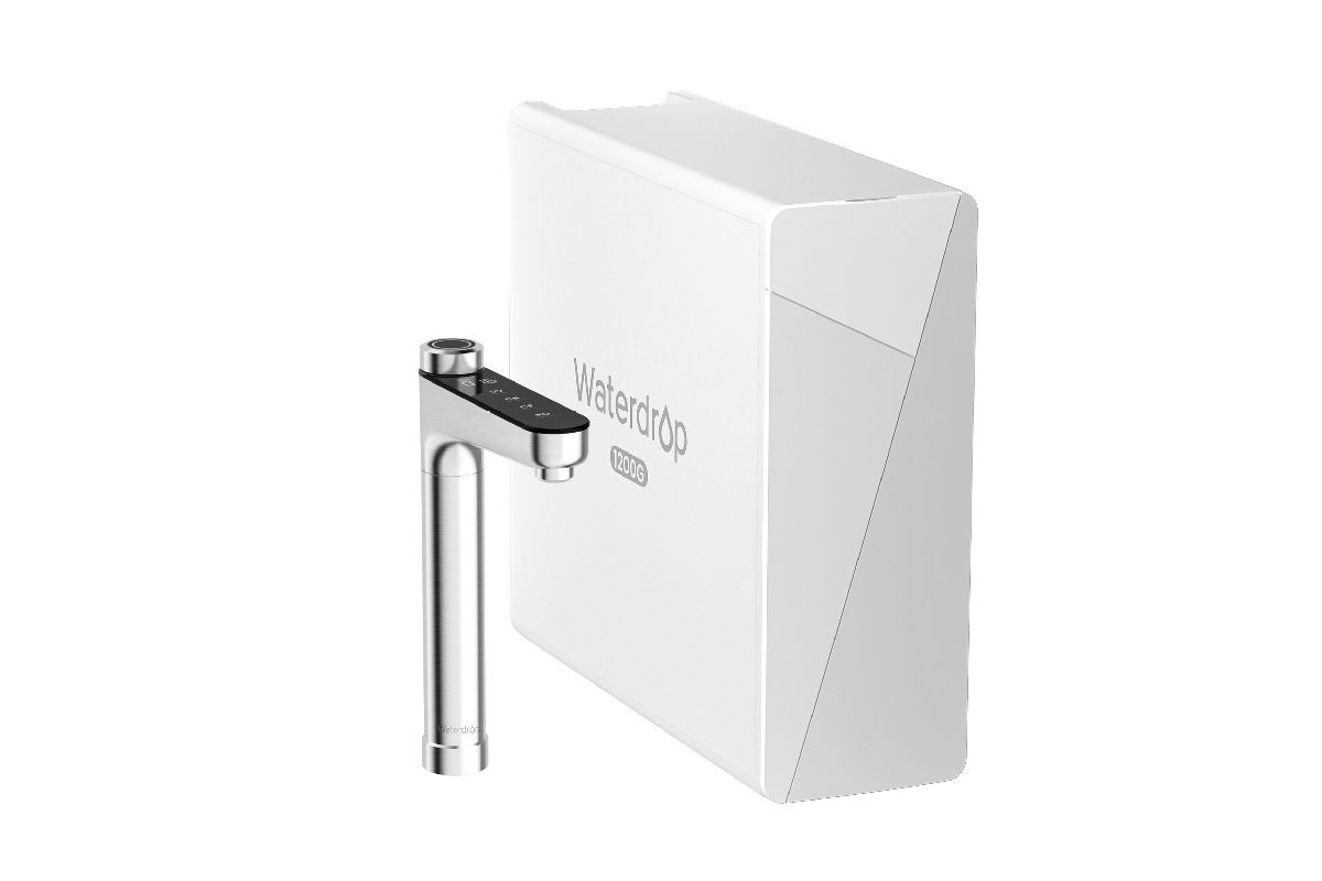 Крупный план фильтра Waterdrop X12 под кухонной мойкой