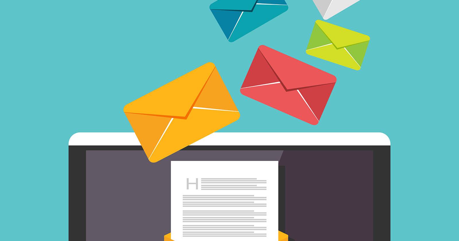 Человек за ноутбуком отправляет большой файл через облачный сервис