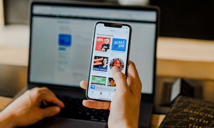 Пользователь iTunes на мобильном телефоне