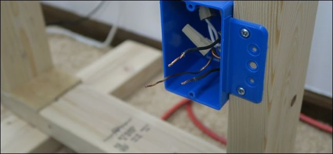 Выпрямление проводов с помощью плоскогубцев перед установкой