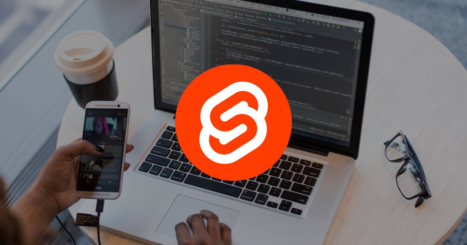 Логотип Svelte поверх MacBook