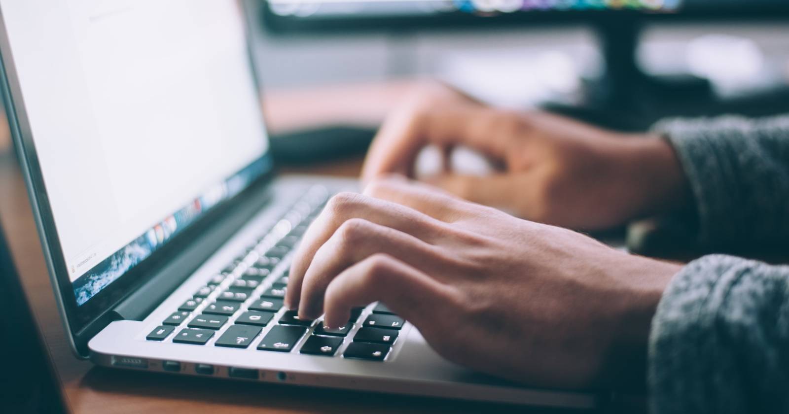 Руки, печатающие на ноутбуке