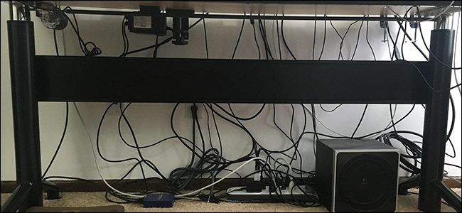 Организация проводов под столом