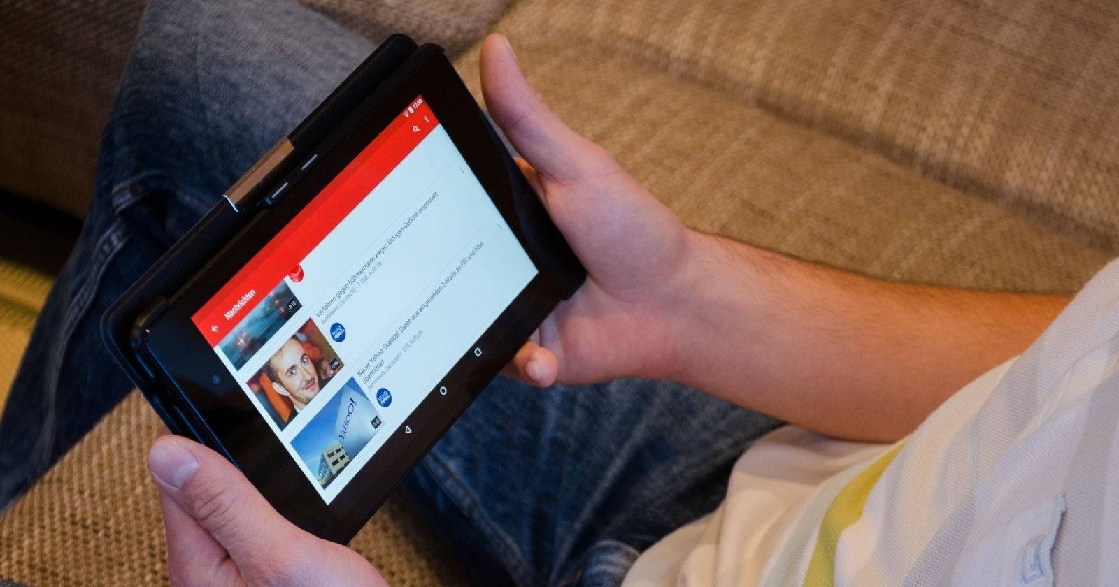 Мужчина смотрит YouTube на планшете