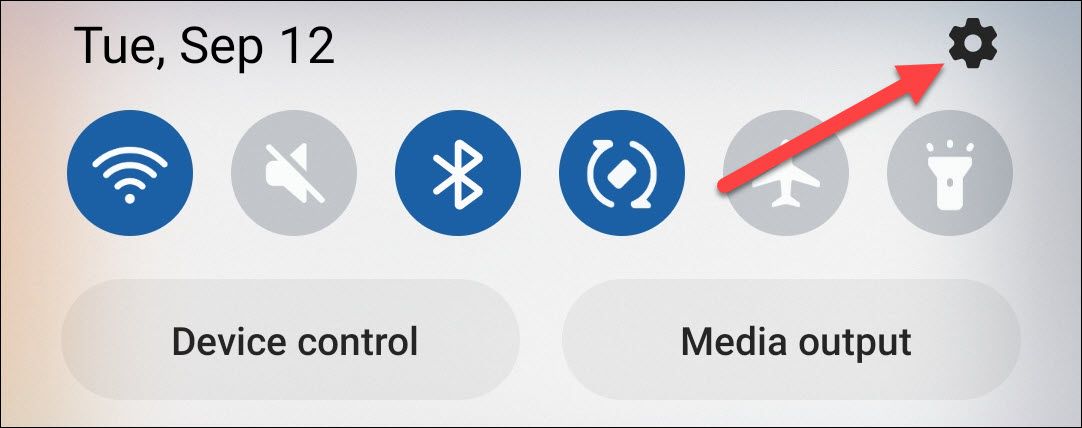 Откройте шторку и нажмите значок шестерёнки
