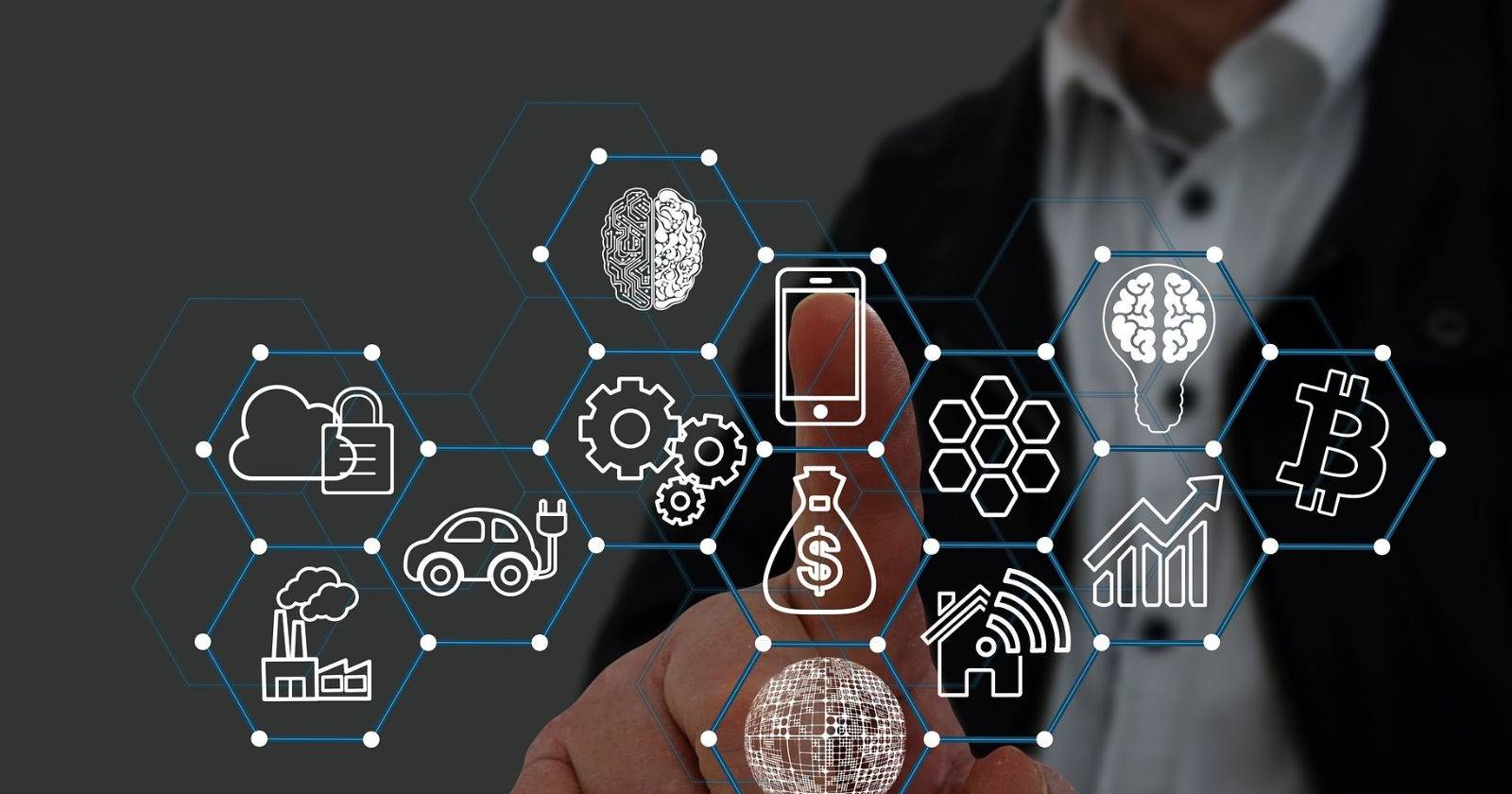 Значки на экране, наложенные на руку, готовую нажать кнопку