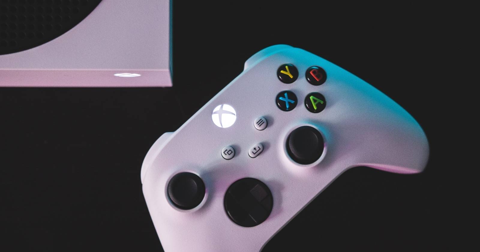 Фотография беспроводного контроллера Xbox рядом с консолью Xbox Series S